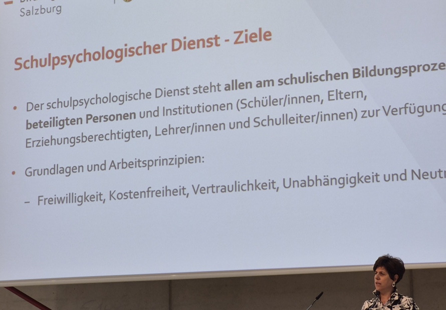Die Leitende Schulpsycholgin der Bildungsdirektion Salzburg hält einen Vortrag zum Thema Schulpsychologie