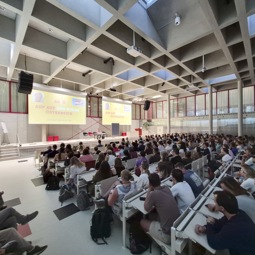 Der große Hörsaal der PH Salzburg ist mit angehenden Lehrer*innen gefüllt und hören dem Kabarett von Dr. Markus Pausch zu