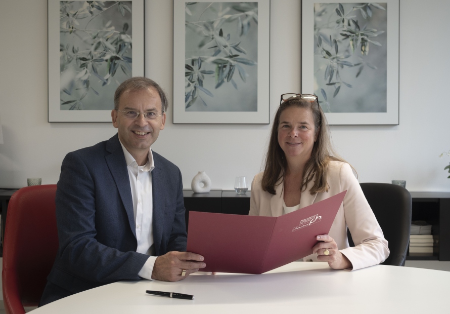Das Bild zeigt Rektor der PH Oberösterreich HS-Prof. DDr. Walter Vogel und Rektorin der PH Salzburg Priv.-Doz. Dr. Daniela Martinek beim Unterzeichnen der Kooperationsvereinbarung